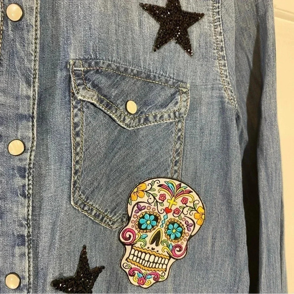 Gap Women's Denim Pearl Snap Shirt M Halloween Sugar Skull Patch Beaded Stars - Picture 5 of 12